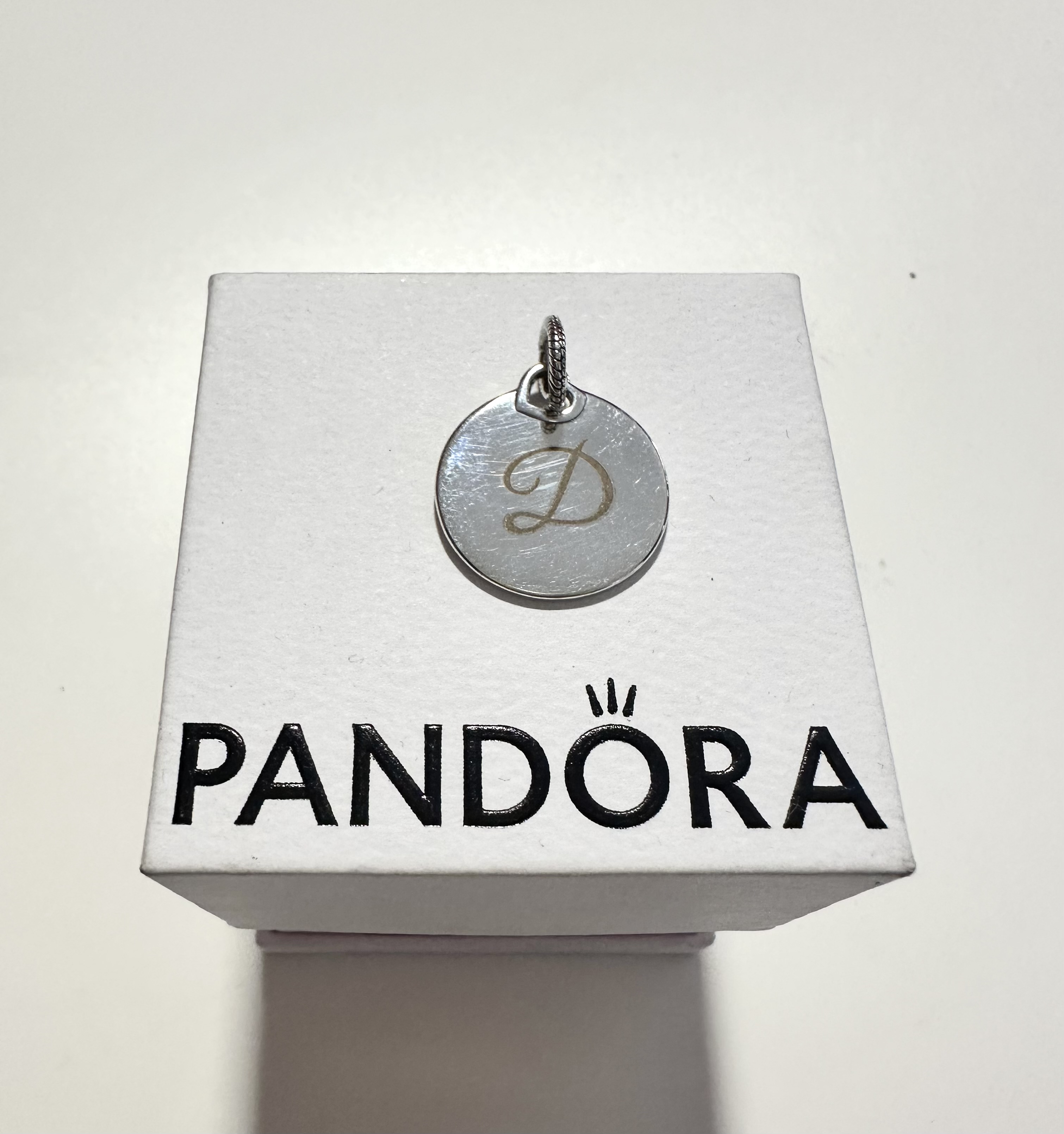 Гравиране на Метална висулка за колие PANDORA