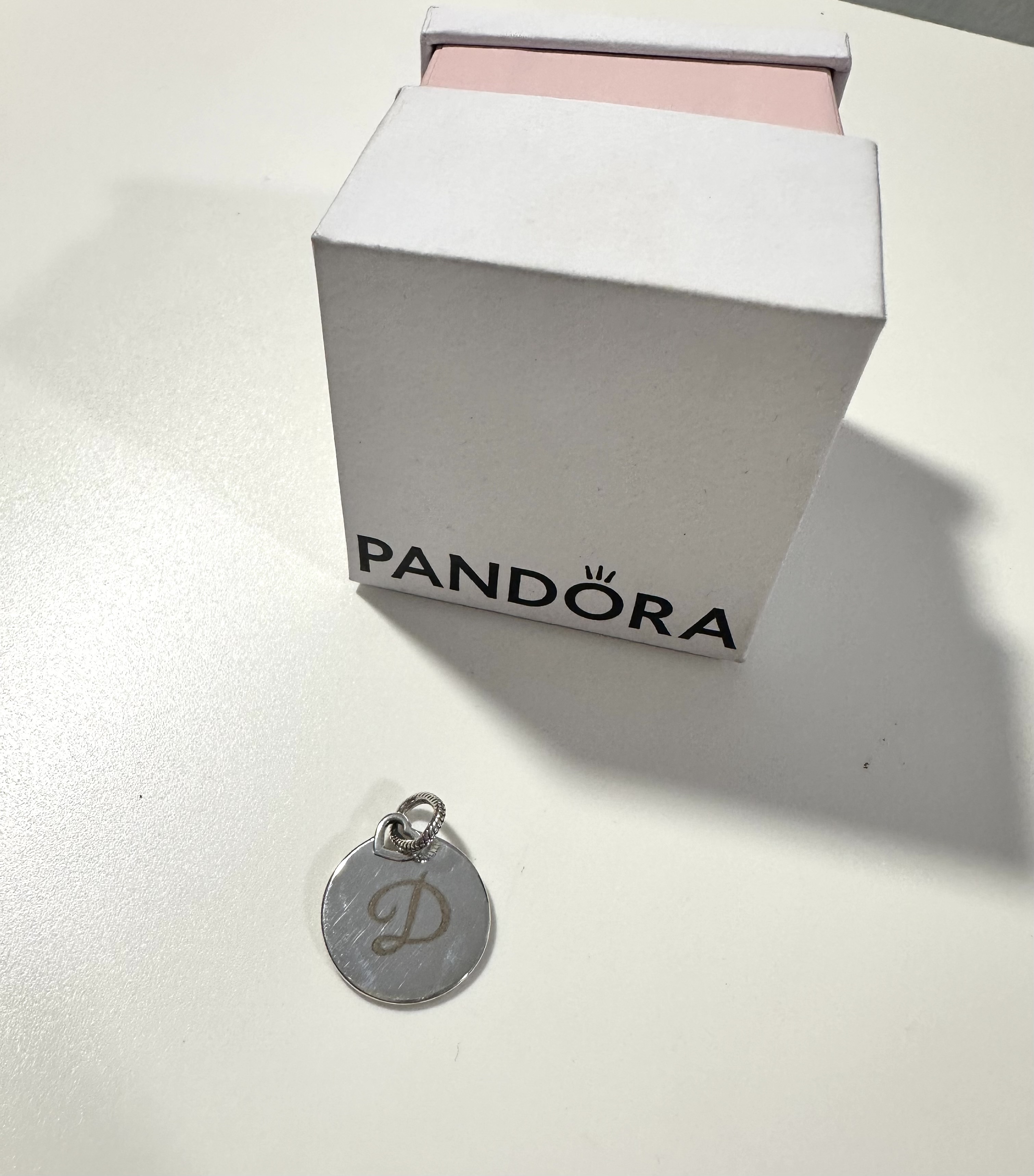 Гравиране на Метална висулка за колие PANDORA