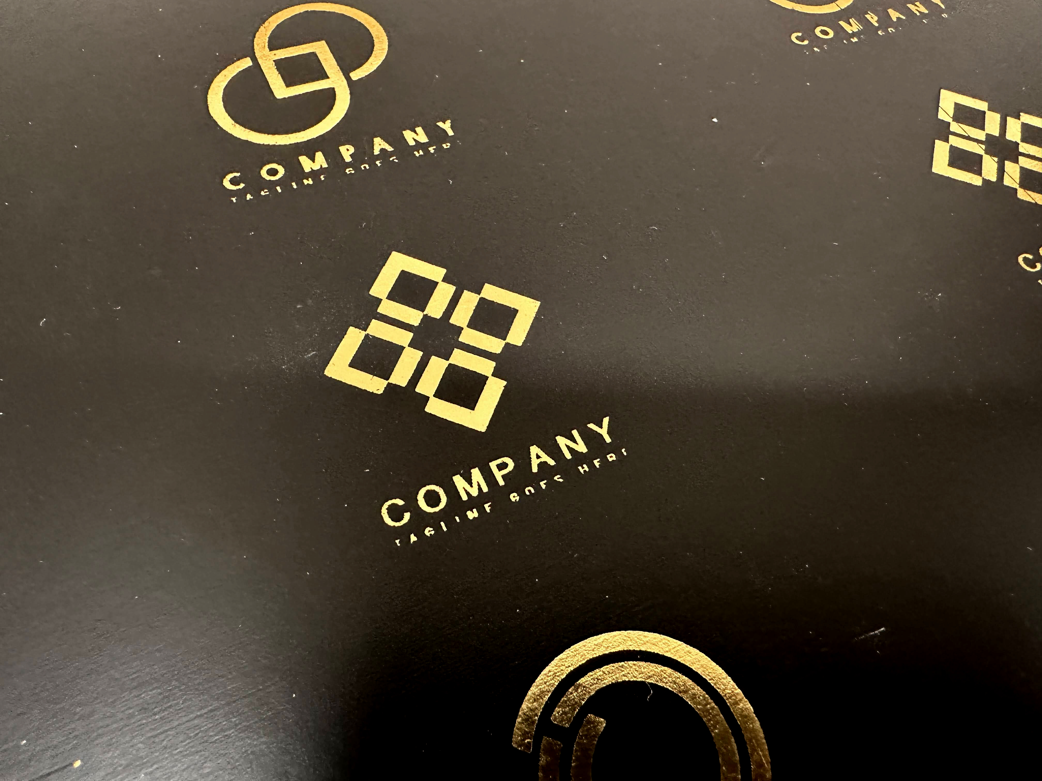 Златен печат върху кожа